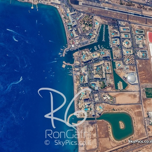 מפרץ אילת וים סוף, אזור המלונות במרכז התמונה

