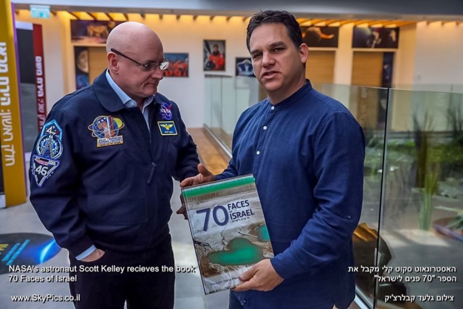 אסטרונאוט נאס"א סקוט קלי ורון גפני מקבל את הספר בהקדשה אישית 